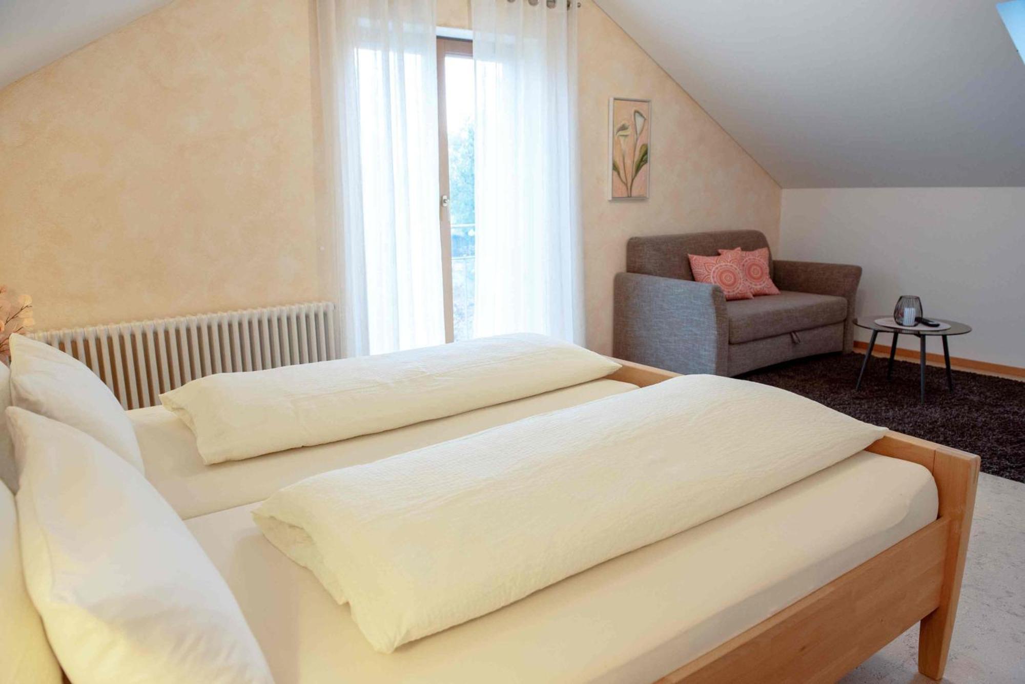 Gaestehaus Am Fuerstweg Heuchelheim-Klingen Bagian luar foto